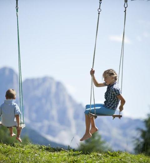 familie-kinder-schaukel