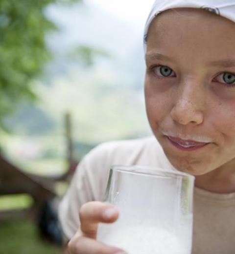 menschen-kind-trinkt-milch